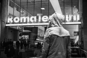 Roma - Stazione Termini i ragazzini, tra cui molti minori  per lo più egiziani, maghrebini si ritrovano  quotidianamente davanti alle vetrine del McDonald’s  di fronte all'ingresso di Stazione Termini in Via Giolitti.